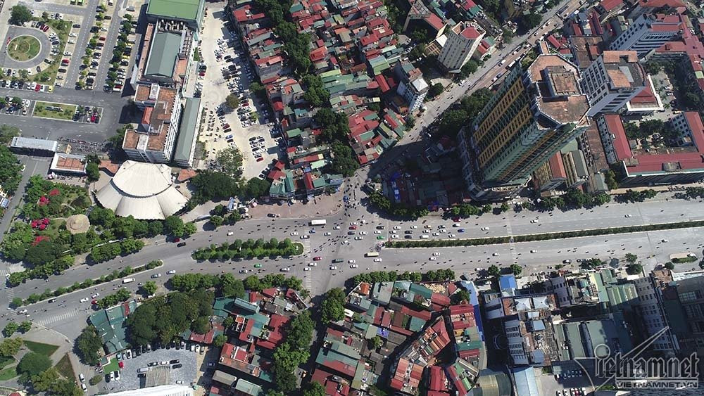 Đoạn đường có 2 cầu vượt tại các nút Giảng Võ - Láng Hạ và nút Nguyễn Chí Thanh. Trong ảnh là nút giao Nguyễn Chí Thanh - Đê La Thành - Nguyên Hồng.