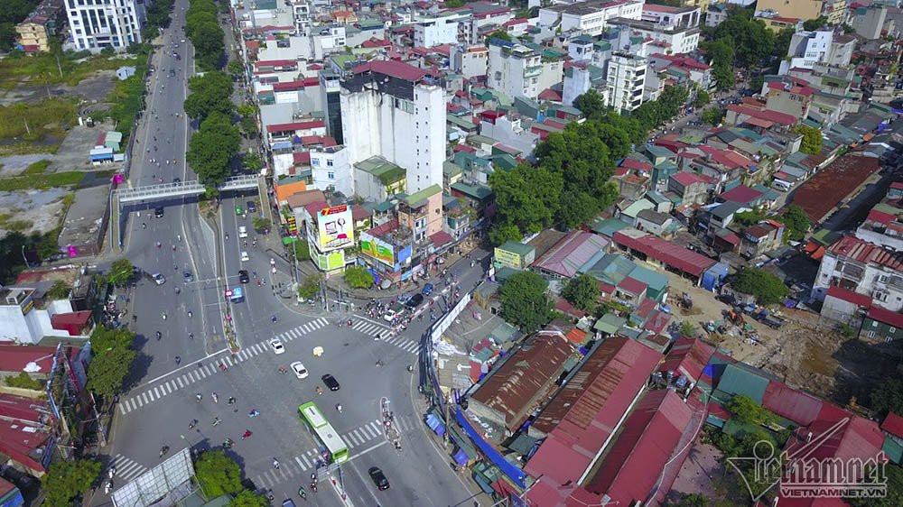 Theo tính toán, trung bình mỗi một mét dài tuyến đường Hoàng Cầu - Voi Phục có tổng chi phí đầu tư lên đến hơn 3,1 tỷ đồng. Trong ảnh là nút giao Nguyễn Chí Thanh - Đê La Thành.
