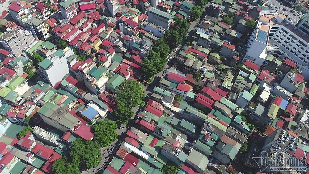 UBND TP Hà Nội mới đây phê duyệt dự án tuyến đường vành đai 1 đoạn Hoàng Cầu - Voi Phục giai đoạn 1, với mức đầu tư hơn 7.200 tỷ đồng. Trong đó chi phí xây dựng gần 628 tỷ đồng, giải phóng mặt bằng hơn 5.800 tỷ, được bố trí từ nguồn ngân sách TP. Thời gian thực hiện dự án từ năm 2018-2020. Theo tính toán, trung bình mỗi mét dài tuyến đường Hoàng Cầu - Voi Phục có tổng chi phí là hơn 3,1 tỷ đồng. Như vậy tuyến đường này sẽ cao gấp gần 3 lần đường Kim Liên - Ô Chợ Dừa (hơn 1,1 tỷ đồng/m) và gấp hơn 2 lần tuyến Ô Chợ Dừa - Hoàng Cầu (1,4 tỷ/m).