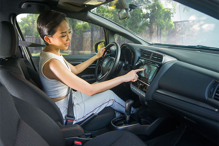 Bên trong nội thất của mẫy xe hatchback Honda Jazz RS mới tại Việt Nam gây ấn tượng ngay từ cái nhìn đầu tiên với bảng tap-lô bọc da khá sang trọng cùng vô-lăng 3 chấu thể thao, chìa khóa thông minh Smart Entry, khởi động xe bằng nút bấm... Mặc dù vậy, ghế ngồi vẫn chỉ sử dụng chất liệu nỉ với điểm nhấn đường chỉ khâu.