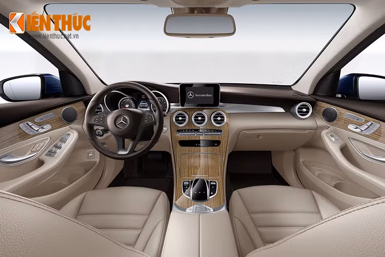 Nội thất của GLC rộng hơn GLK về mọi mặt, và có thiết kế tương tự C-Class hiện nay. Hành khách sẽ không chỉ có khoảng để chân rộng hơn mà còn cả khoảng vai cùng khoảng trống dành cho khuỷu tay.