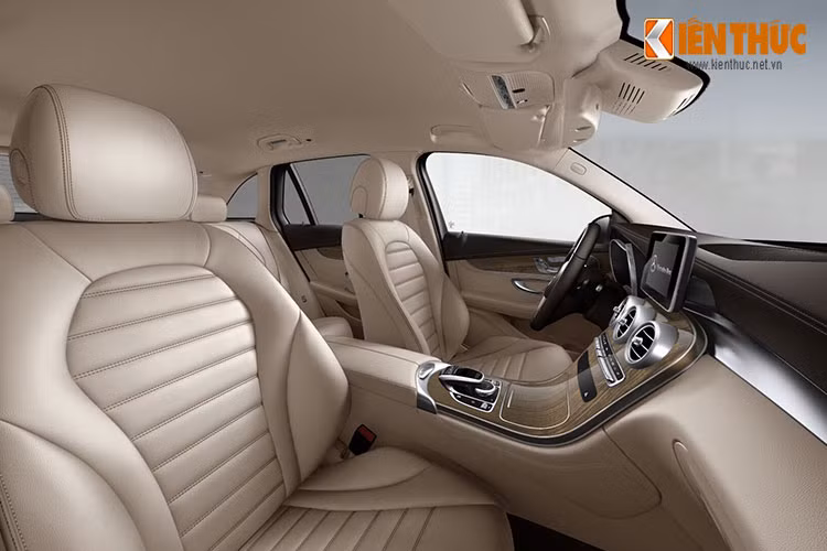 Với các ghế sau gập 40/20/40, tổng thể tích khoang hành lý của GLC đạt 1600 lít - đúng bằng đối thủ BMW X3. Không tính khoang hành lý, GLC được trang bị tới 10 ngăn đựng đồ khác nhau bên trong nội thất.