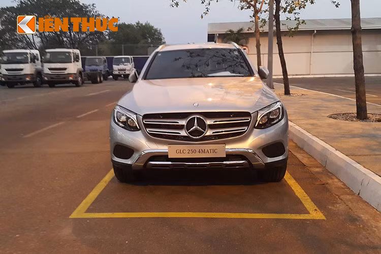 GLC mới được Mercedes-Benz Việt Nam kỳ vọng sẽ kế nhiệm GLK để trở thành chiếc crossover hạng sang bán chạy nhất Việt Nam. Trước khi ngừng sản xuất, đã có tổng cộng 1.980 xe GLK đến tay khách hàng Việt trong giai đoạn từ năm 2009 – 2015.