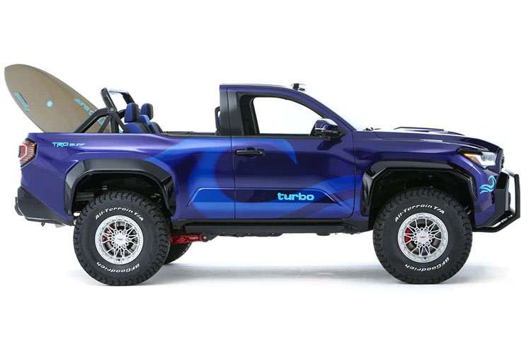 Bán tải Toyota 4Runner TRD Surf Concept là một phiên bản SUV hai cửa bán mui trần, lấy cảm hứng từ Hilux Surf bản Nhật Bản thập niên 1980 mang đậm phong cách du lịch biển. Thiết kế này gợi nhớ lại hình ảnh tự do của dòng xe Surf cổ điển nhưng vẫn tích hợp các yếu tố hiện đại và sáng tạo.