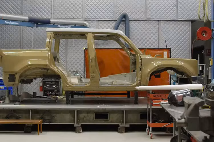 Để đạt được phong cách “xe du lịch biển,” mẫu SUV đã được loại bỏ phần mái và cột D thay thế bằng một cấu trúc có thể tháo rời. Ngoài ra, giá nóc xe tùy chỉnh được thiết kế riêng để chở ván lướt sóng giữ nguyên tinh thần của dòng Surf và hoàn thiện chủ đề biển. Bên trong, các kỹ sư của Toyota đã phát triển ghế trước có thể lật lên để tạo lối vào cho hàng ghế sau sau khi đã bỏ bớt cửa sau.