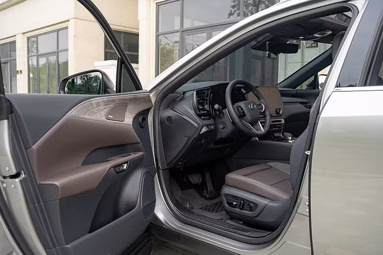 Lexus RX 350 2024 tại Việt Nam có kết cấu 2 hàng ghế, 5 chỗ ngồi. Ghế xe bọc da cao cấp, trong đó ghế lái có nhớ vị trí, chỉnh điện 8/ 10 hướng, có tính năng làm mát và sưởi ghế. Ghế sau chỉnh cơ, có tính năng ngả lưng, gập điện. Nhờ khoảng cách giữa 2 hàng ghế tăng thêm 10mm nên khoảng để chân dành cho hành khách trở nên thoải mái hơn.