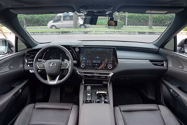Bên trong khoang lái, nội thất của Lexus RX 350 2024 áp dụng ý tưởng thiết kế Tazuna lấy con người làm trung tâm. Bảng táp lô có thiết kế liền mạch đến hai cảnh cửa nhờ một đường viền bao quanh.