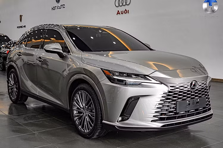 Kết nối với đó là hệ dẫn động bốn bánh và hộp số tự động 8 cấp có hệ thống điều khiển sang số AI Shift dựa trên thông tin từ camera trước. Lexus RX 350 được trang bị 4 chế độ lái, gồm: Eco, Normal, Sport và Custom, đáp ứng nhu cầu di chuyển ở nhiều địa hình khác nhau. Hai phiên bản trên sử dụng hệ thống treo biến thiên AVS. 