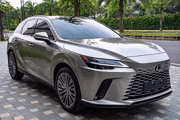 Ở ngoại thất, cụm lưới tản nhiệt của mẫu xe SUV hạng sang Lexus RX 350 2024 vẫn là tạo hình con suốt quen thuộc nhưng có thiết kế tràn viền và liền lạc hơn với thân xe. Cụm đèn pha có cấu trúc 3 bóng LED projector kết hợp với dải LED ban ngày hình chữ L đặc trưng.