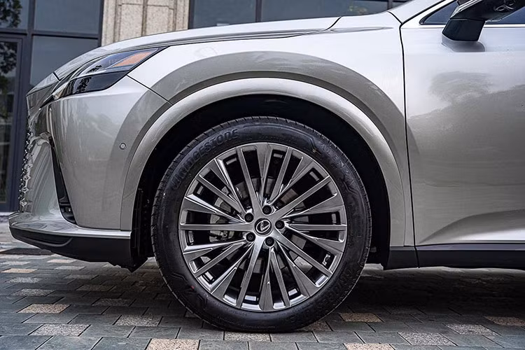 RX 350 2024 được trang bị đèn pha thích ứng AHB, tự động điều chỉnh pha cốt. Gương chiếu hậu chỉnh/gập điện, tự động điều chỉnh khi lùi, sấy gương và tích hợp nhớ vị trí cùng ghế lái. Xe sử dụng la-zăng đa chấu hợp kim nhôm 21 inch. Phía sau xe là cụm đèn hậu LED nguyên khối vuốt dài theo chiều ngang đuôi xe...