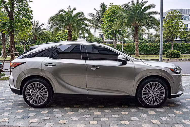Ở thời điểm mua mới, giá xe Lexus RX 350 Luxury 2024 mới niêm yết chính hãng là 4,33 tỷ đồng. Để trở thành chủ nhân hợp pháp của chiếc SUV hạng sang này, người dùng sẽ phải tiêu tốn một khoản tiền đăng ký xe, vì chiếc Lexus RX 350 Luxury đã qua sử dụng này chưa ra biển số trắng. 