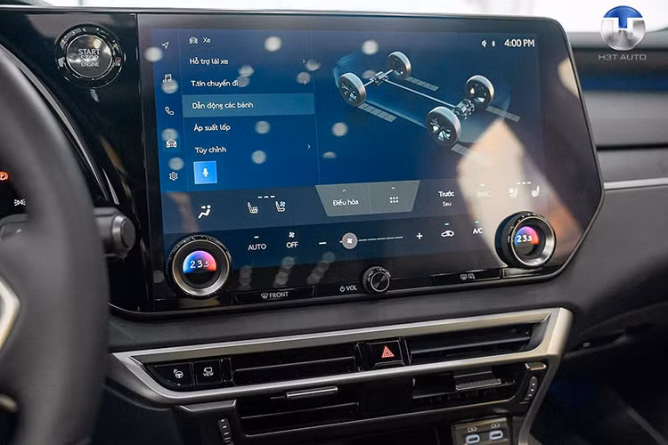 Những trang bị tiện nghi nổi bật có vô-lăng 3 chấu bọc da thể thao,màn hình LCD TFT với đồ họa màu, màn hình cảm ứng trung tâm 14 inch, kết nối Apple CarPlay/Android Auto, hệ thống âm thanh Lexus 12 loa độ phân giải cao, hệ thống điều hòa tự động 3 vùng, đèn viền nội thất với 14 chủ đề màu sắc, màn hình HUD, sạc không dây,...