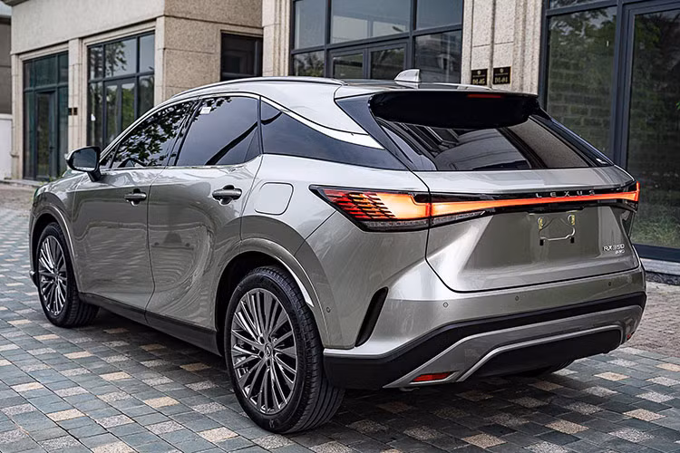 Lexus RX 350 2024 thuộc phân khúc SUV hạng sang cỡ trung, kích thước tổng thể dài x rộng x cao của e lần lượt là 4.890 x 1.925 x 1.695 (mm), trục cơ sở dài 2.850 mm, khoảng sáng gầm xe ở mức 185 mm.