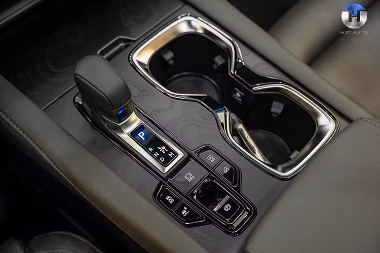 Động cơ tăng áp 4 xy-lanh 2.4L, cho công suất 275 mã lực và mô-men xoắn 430 Nm được trên bị trên cả 3 phiên bản của Lexus RX 350 2024. Kết nối với đó là hệ dẫn động bốn bánh và hộp số tự động 8 cấp có hệ thống điều khiển sang số AI Shift dựa trên thông tin từ camera trước.