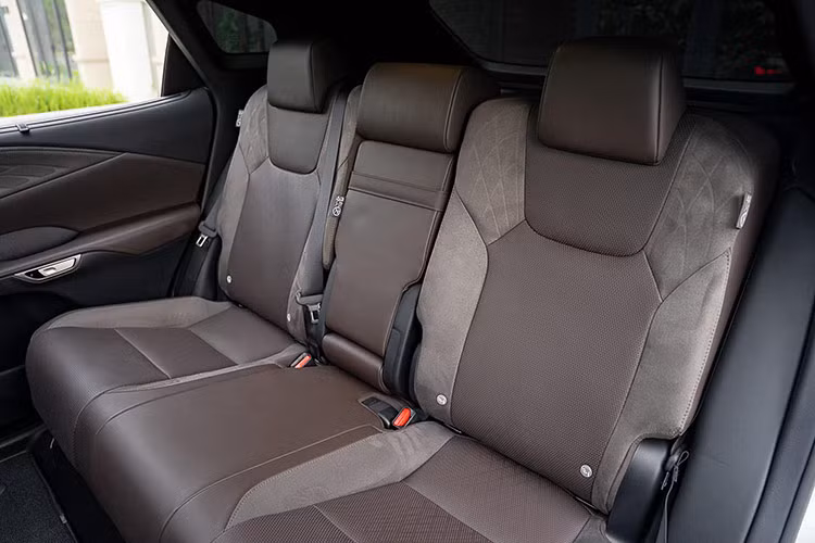 Ngoài ra, khách hàng mua xe RX 350 còn được trải nghiệm loạt trang bị cao cấp khác như: hệ thống điều hòa 3 vùng tự động; hiển thị thông tin lên kính lái HUD; hệ thống âm thanh 21 loa Mark Levinson; 14 chủ đề màu sắc ấn tượng...