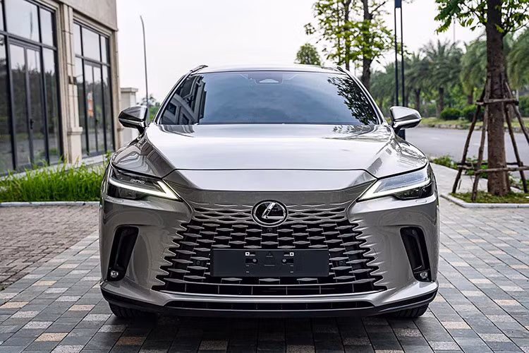 Tham khảo thị trường xe đã qua sử dụng, một chiếc Lexus RX 350 2024 siêu lướt đang được một salon chào bán với mức giá khoảng 4,199 tỷ đồng. Theo thông tin rao bán, chiếc xe thuộc phiên bản Luxury ngoại thất màu titan tự nhiên, nội thất màu nâu và có chỉ số ODO chỉ 9.00 km.