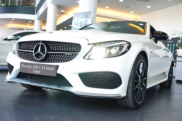 Điểm nổi bật trên mẫu xe Mercedes C43 AMG 4MATIC Coupe 2017 mới này chính ngoại hình với bộ lưới tản nhiệt hình kim cương. Ngoài ra, cản trước, cản sau và ốp sườn xe đều sở hữu thiết kế thể thao của AMG.