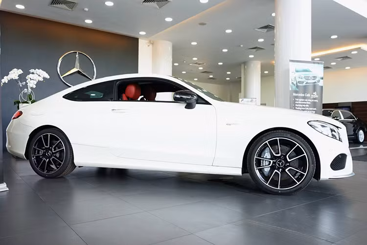 Dựa trên thế hệ C-Class Coupe mới nhất, C43 AMG 4MATIC có một số cải tiến nhẹ ở ngoại thất với bodykit do AMG thiết kế. Ngoài ra, một số chi tiết đã từng xuất hiện trên phiên bản "đàn anh" C63 AMG cũng đã được Mercedes đưa xuống C43 AMG 4MATIC.