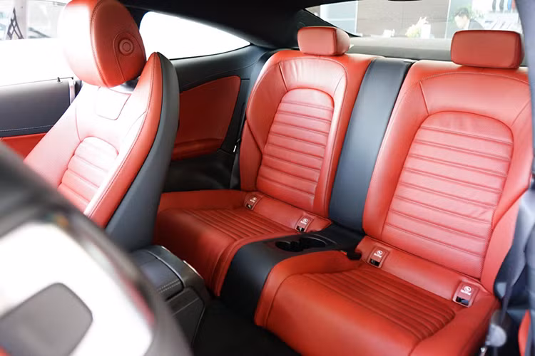 Về trang bị an toàn, C43 AMG được Mercedes lắp hệ thống hỗ trợ phòng ngừa va chạm, hệ thống hỗ trợ đỗ xe chủ động Active parking assist tích hợp Parktronic, chức năng cảnh báo mất tập trung, hệ thống tự động bảo vệ an toàn pre-safe, hệ thống chống bó cứng phanh ABS, chống trượt khi tăng tốc, ổn định thân xe, hệ thống các túi khí trước, sau, rèm..