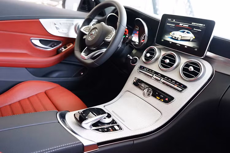 Để giúp phân biệt C43 AMG với các phiên bản khác, Nhà sản xuất Mercedes còn sử dụng các chi tiết ốp trang trí trong nội thất bằng nhựa màu bạc với hoa văn giả carbon. Xe được trang bị hệ thống giải trí đa phuong tiện mới nhất của hãng xe sang Mercedes-Benz.