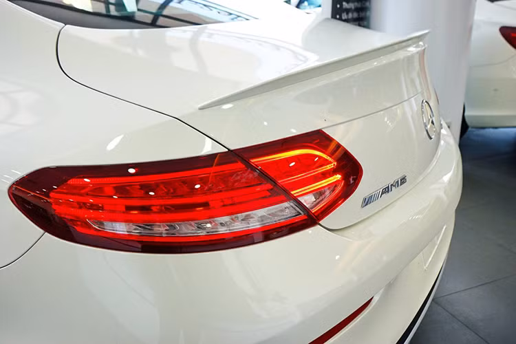 Trên mẫu xe này, gương chiếu hậu được tích hợp đèn báo rẽ và chức năng chống chói tự động, cụm đèn sau và đèn phanh thứ ba công nghệ LED. Cánh đuôi được thiết kế dạng nẹp vuốt ngược đầy ấn tượng ở phía sau