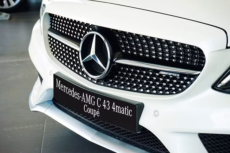 Ở phía trước là cụm đèn full LED thông minh. Theo thông tin từ phía nhà sản xuất Mercedes-Benz cho biết, cụm đèn này có thể tự động mở rộng góc chiếu khi vào cua và tự động điều chỉnh tầm chiếu xa (Adaptive Highbeam Assist Plus) được phát triền giống như nhiều dòng xe cao cấp của hãng hiện nay.