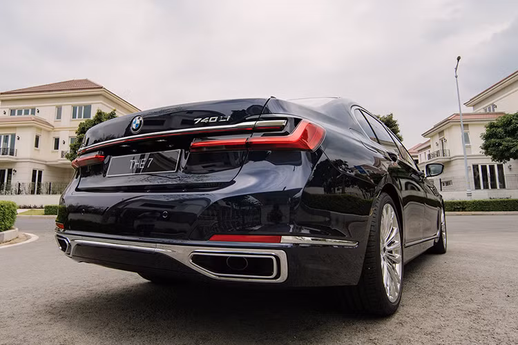 So với các thị trường khác trên thế giới, BMW 740Li 2020 bán tại Việt Nam chỉ có duy nhất một phiên bản lựa chọn là khối động cơ xăng I6, TwinPower Turbo dung tích 3.0 lít, sản sinh ra công suất 340 Hp tại 5.500 – 6.500 vòng/phút và mô-men xoắn cực đại 450 Nm tại dải vòng tua 1.500 – 5.200 vòng/phút. 