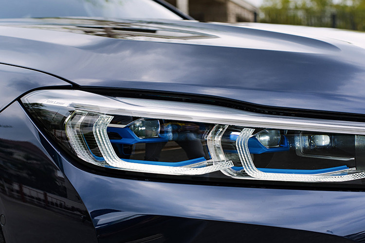 Từ những bức ảnh mà vị doanh nhân 38 tuổi chia sẻ trên trang cá nhân, có thể thấy chiếc sedan sang trọng BMW 740Li của anh có ngoại thất màu đen, tản nhiệt hình quả thận đặc trưng có kích thước lớn hơn phiên bản cũ tới 40%. Cụm đèn pha LED tự động điều chỉnh góc chiếu và mở rộng khi vào cua, kèm với đó là chức năng điều chỉnh pha/cốt tự động...