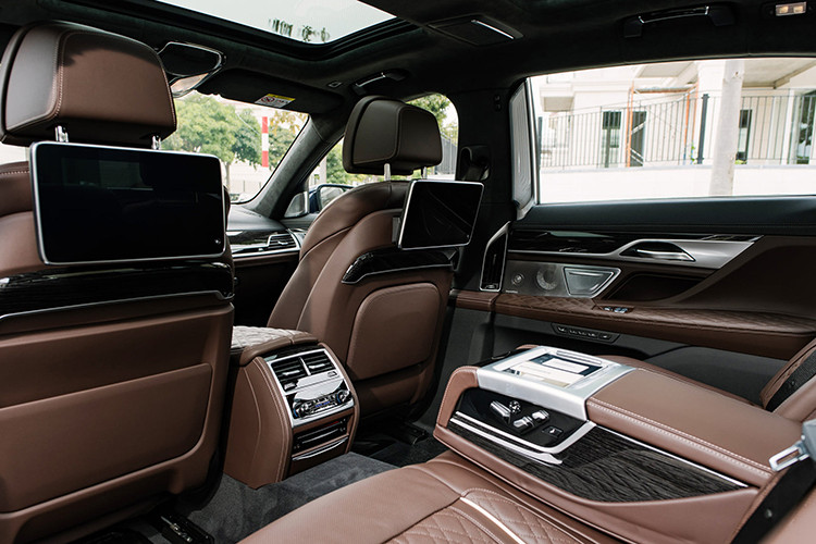 Ngoài ra, các trang bị công nghệ tiên tiến khác trên xe như: hỗ trợ kết nối Apple CarPlay không dây, ra lệnh bằng cử chỉ BMW Gesture Control, điều khiển bằng giọng nói BMW Intelligent Voice Control và chức năng hiển thị thông tin kỹ thuật trên kính chắn gió. Các trang bị khác đáng chú ý trên xe như đèn trang trí nội thất có thể thay đổi màu sắc, cửa sổ trời toàn cảnh...