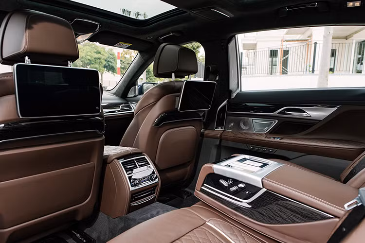 Ngoài ra, các trang bị công nghệ tiên tiến khác trên xe như: hỗ trợ kết nối Apple CarPlay không dây, ra lệnh bằng cử chỉ BMW Gesture Control, điều khiển bằng giọng nói BMW Intelligent Voice Control và chức năng hiển thị thông tin kỹ thuật trên kính chắn gió. Các trang bị khác đáng chú ý trên xe như đèn trang trí nội thất có thể thay đổi màu sắc, cửa sổ trời toàn cảnh...