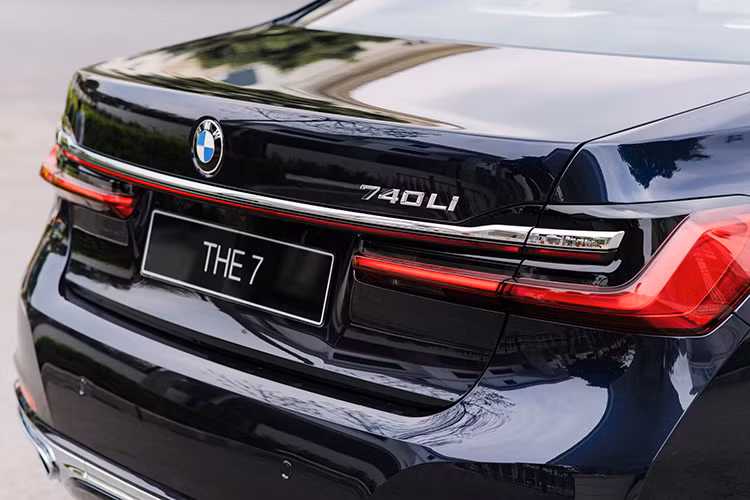 Cụm đèn chiếu sáng chính mỏng dẹt hơn đời trước, sử dụng công nghệ LED thích ứng ở trạng thái tiêu chuẩn và có thể nâng cấp lên loại đèn laser cao cấp với khả năng chiếu sáng tốt hơn. Phần đuôi nổi bật với đường viền chrome dày nối liền với ống xả, trong khi đường chrome phía trên kết hợp với một dải LED 3D nối liền giữa 2 cụm đèn hậu. Mâm xe là loại hợp kim đa chấu có kích thước 19inch. Nắp hoang hành lý đóng/mở bằng điện. Gương chiếu hậu tích hợp điện và có hệ thống sưởi.