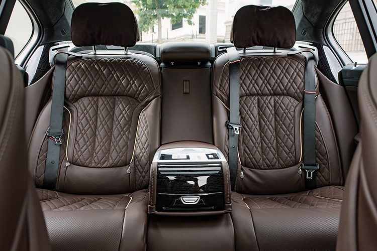 Trang bị an toàn của xe gồm bảy túi khí (phía trước, bên hông, rèm và đầu gối người lái) và gói Driving Assistant Professional, trong đó gói sau bao gồm kiểm soát hành trình chủ động với chức năng dừng và đi, cảnh báo va chạm và đi bộ với phanh thành phố, thông tin giới hạn tốc độ hay hệ thống ngăn chặn va chạm phía sau và cảnh báo giao thông chéo.