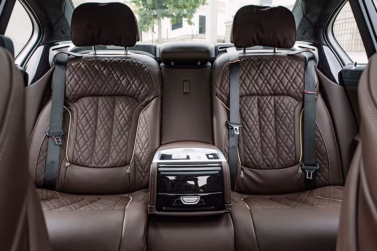 Trang bị an toàn của xe gồm bảy túi khí (phía trước, bên hông, rèm và đầu gối người lái) và gói Driving Assistant Professional, trong đó gói sau bao gồm kiểm soát hành trình chủ động với chức năng dừng và đi, cảnh báo va chạm và đi bộ với phanh thành phố, thông tin giới hạn tốc độ hay hệ thống ngăn chặn va chạm phía sau và cảnh báo giao thông chéo.