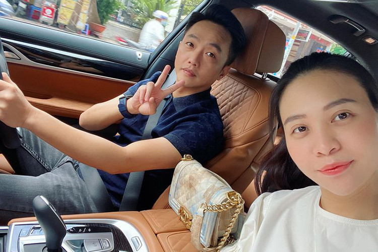 Có thể thấy, sự chào đời của cô con gái nhỏ đã ảnh hưởng không ít tới phong cách tậu xế của Cường Đô La, thậm chí trước đó, anh còn tuyên bố từ bỏ đam mê 10 năm với Hành trình siêu xe để chăm sóc gia đình tốt hơn. Mới đây nhất đại gia siêu xe này đã tậu một chiếc sedan hạng sang BMW 740Li Pure Excellence 2020 mới.