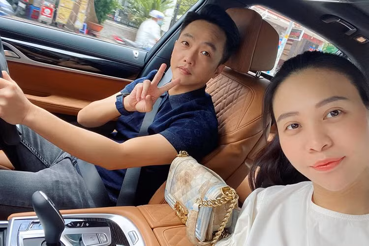 Có thể thấy, sự chào đời của cô con gái nhỏ đã ảnh hưởng không ít tới phong cách tậu xế của Cường Đô La, thậm chí trước đó, anh còn tuyên bố từ bỏ đam mê 10 năm với Hành trình siêu xe để chăm sóc gia đình tốt hơn. Mới đây nhất đại gia siêu xe này đã tậu một chiếc sedan hạng sang BMW 740Li Pure Excellence 2020 mới.