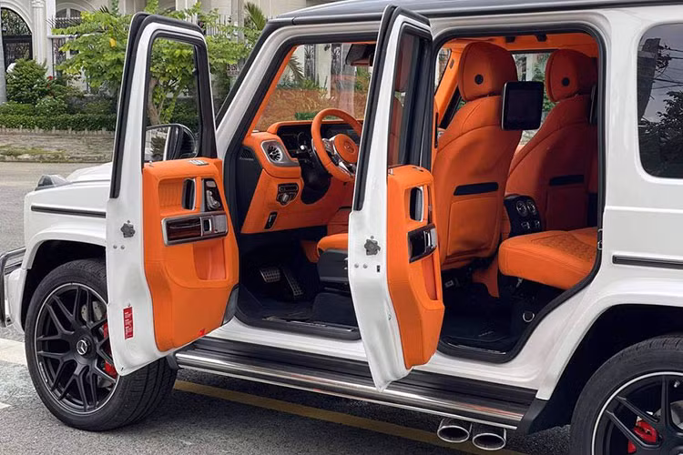 Mercedes-AMG G63 mới về Bến Tre định cư thuộc thế hệ mới nên có đèn pha và đèn hậu LED hoàn toàn mới, lưới tản nhiệt bao gồm các thanh nan dọc thể hiện sự thể thao cũng như làm mới ngoại hình cho xe sau nhiều phiên bản sử dụng kiểu nan tản nhiệt nằm ngang.