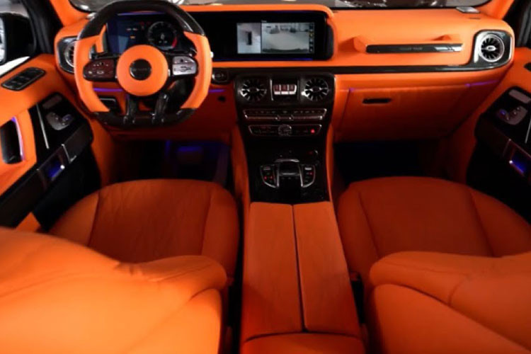 Chiếc xe SUV hạng sang Mercedes-AMG G63 của cô gái Bến Tre mới tậu cũng là 1 trong số ít những chiếc được độ lại nội thất màu cam rực rỡ, theo phong cách của hãng thời trang Hermes, 1 trong những làng mốt đình đám trên thế giới mà bất cứ cô gái nào cũng muốn sở hữu sản phẩm.