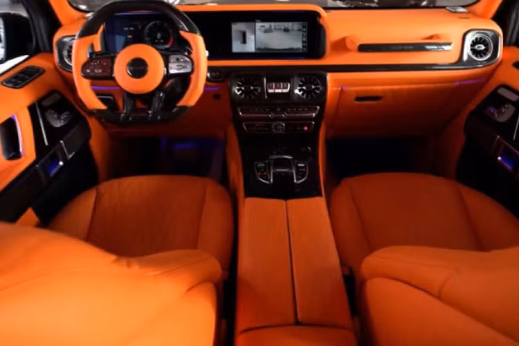 Chiếc xe SUV hạng sang Mercedes-AMG G63 của cô gái Bến Tre mới tậu cũng là 1 trong số ít những chiếc được độ lại nội thất màu cam rực rỡ, theo phong cách của hãng thời trang Hermes, 1 trong những làng mốt đình đám trên thế giới mà bất cứ cô gái nào cũng muốn sở hữu sản phẩm.