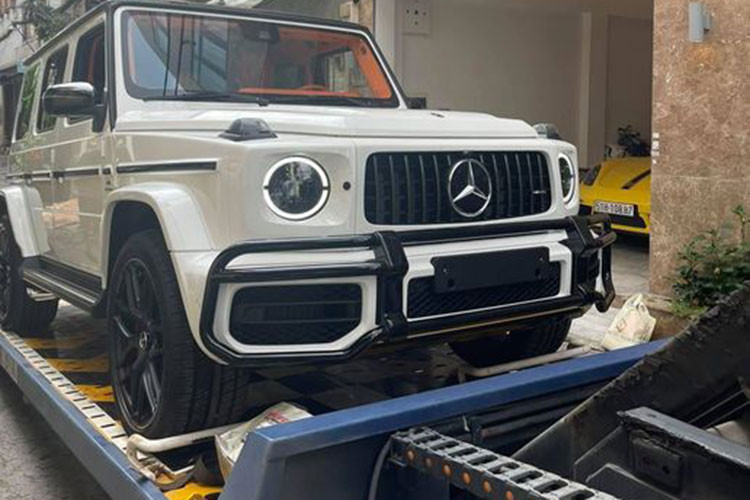 Ngoại thất chiếc Mercedes-AMG G63 này sở hữu màu trắng với điểm nhấn là các chi tiết sơn đen bao gồm bộ mâm đa chấu kép và thanh chống va đập trước đầu xe khá hầm hố.