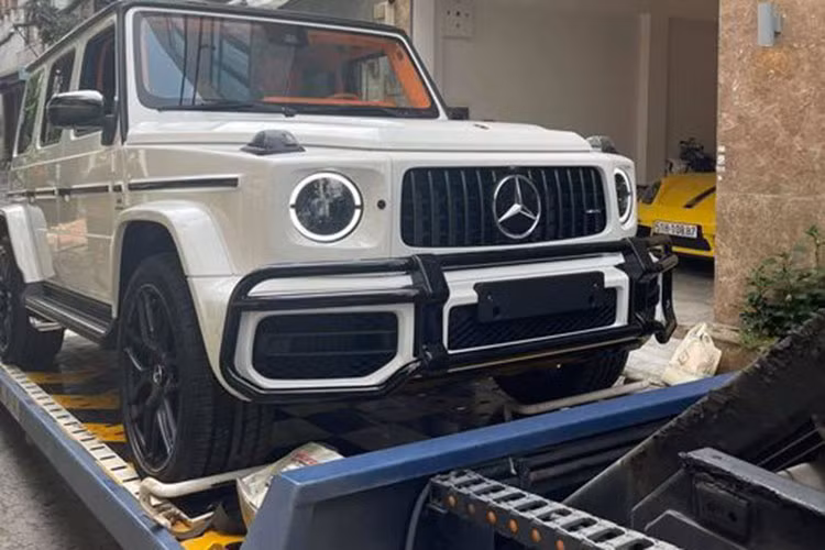 Ngoại thất chiếc Mercedes-AMG G63 này sở hữu màu trắng với điểm nhấn là các chi tiết sơn đen bao gồm bộ mâm đa chấu kép và thanh chống va đập trước đầu xe khá hầm hố.
