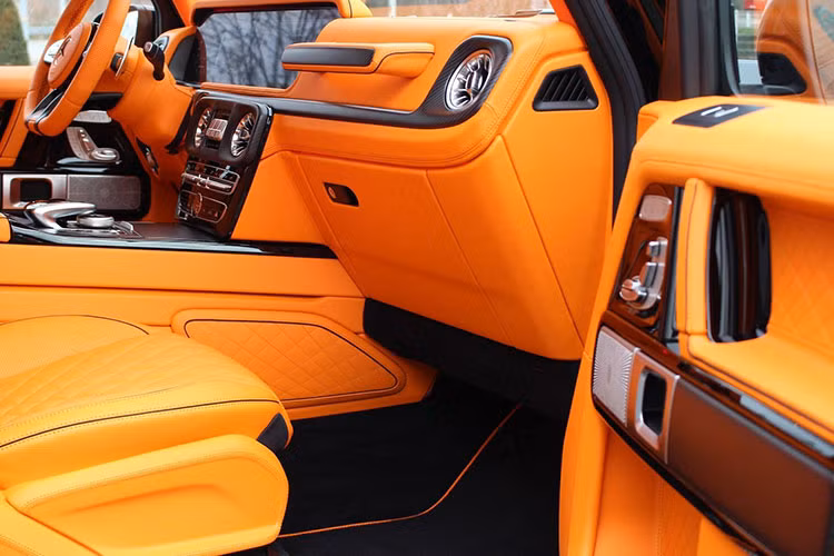 Ngoài việc nội thất được độ lại màu cam nổi bật, chiếc SUV hạng sang Mercedes-AMG G63 đã lên xe chuyên dụng để về Bến Tre àn giao cho 1 cô gái trẻ kinh doanh lĩnh vực mỹ phẩm còn có trần sao rất thú vị giống với các xe của hãng Rolls-Royce.