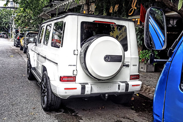 Trước đó, cô gái này cho biết sẽ chia tay chiếc xe thể thao Porsche 718 Cayman màu vàng sau nhiều năm gắn bó để có chỗ chứa chiếc xe "khủng long" đầu đời của mình, mức giá xe Mercedes-AMG G63 ước tính có giá lăn bánh không dưới 10 tỷ đồng.