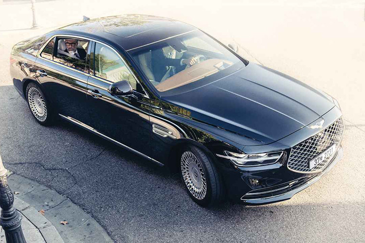 Genesis từng gọi mẫu sedan chủ lực là EQ900 tại Hàn Quốc, nhưng đã đổi tên để phù hợp với các thị trường khác. G90 là model đầu tiên ra mắt với vai trò đánh dấu một thương hiệu hoàn toàn mới. Đến năm 2021, Genesis sẽ ra mắt thêm bản SUV và coupe.