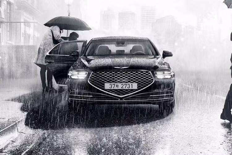 Gần như được thiết kế lại toàn bộ, Genesis G90 2020 đã sở hữu kiểu dáng sang trọng và thể thao hơn người tiền nhiệm. Trong đó, phần đầu xe gây ấn tượng mạnh bởi lưới tản nhiệt hình ngũ giác mạ chrome tạo hình ảnh của một viên kim cương khi nhìn ngang, hai bên là cặp đèn pha hình thang với dải LED chạy cắt ngang đầy cá tính.