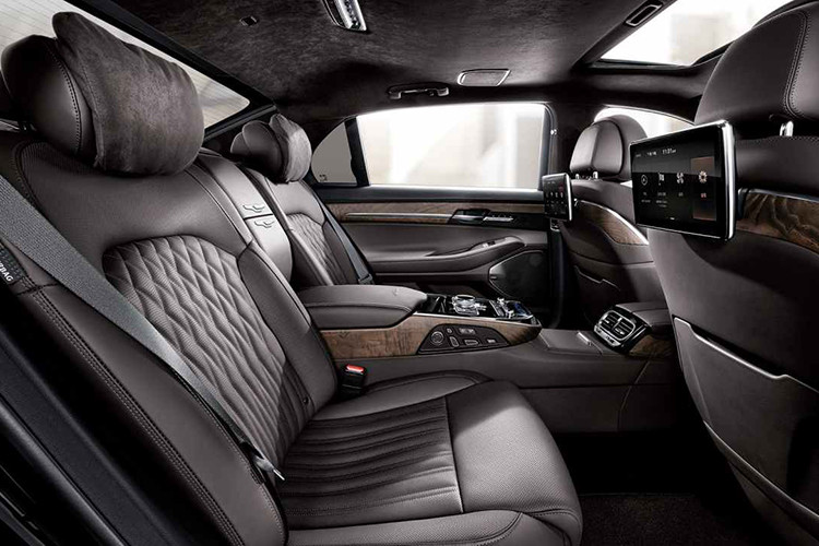 Một số công nghệ hiện đại được tích hợp trên sedan Genesis G90 mới bao gồm dập tiếng ồn chủ động, hệ thống treo điện tử tự tích ứng, hệ thống điều hòa tự chuyển sang chế độ tuần hoàn không khí khi cảm biến nhận ra xe đang đi vào khu vực ô nhiễm, hệ thống tự động bám theo làn, nhận biết vật thể băng qua đuôi xe, hỗ trợ tránh va chạm phía trước...