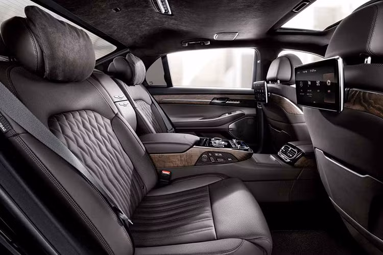 Một số công nghệ hiện đại được tích hợp trên sedan Genesis G90 mới bao gồm dập tiếng ồn chủ động, hệ thống treo điện tử tự tích ứng, hệ thống điều hòa tự chuyển sang chế độ tuần hoàn không khí khi cảm biến nhận ra xe đang đi vào khu vực ô nhiễm, hệ thống tự động bám theo làn, nhận biết vật thể băng qua đuôi xe, hỗ trợ tránh va chạm phía trước...