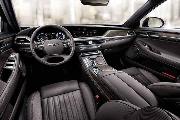 Mặc dù có thiết kế bên ngoài gần như mới hoàn toàn, tuy nhiên nội thất của mẫu sedan hạng sang G90 2020 mới này lại gần như không có sự thay đổi. Điểm dễ nhận ra nhất của nội thất trên phiên bản mới này chỉ là các khe gió điều hòa trung tâm và đồng hồ cơ mảnh dẻ hơn.