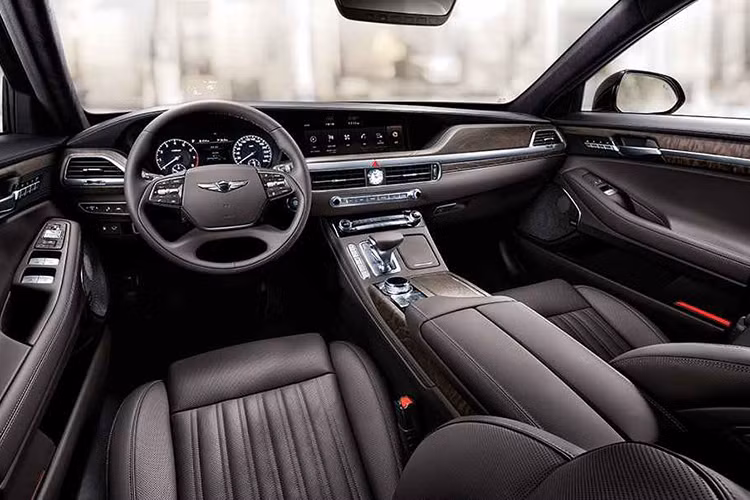 Mặc dù có thiết kế bên ngoài gần như mới hoàn toàn, tuy nhiên nội thất của mẫu sedan hạng sang G90 2020 mới này lại gần như không có sự thay đổi. Điểm dễ nhận ra nhất của nội thất trên phiên bản mới này chỉ là các khe gió điều hòa trung tâm và đồng hồ cơ mảnh dẻ hơn.