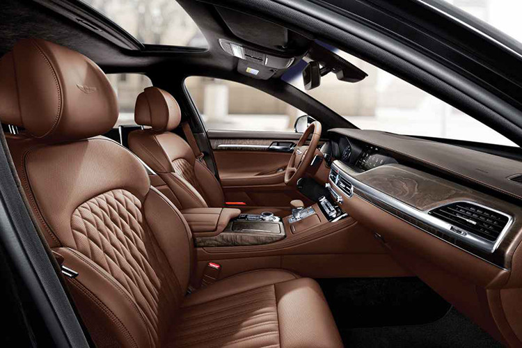 Ngoài ra, Genesis còn nhấn mạnh tới hệ thống thông tin giải trí với màn hình 12,3 inch được tích hợp kết nối smartphone và dịch vụ quản lý xe thông minh. Màn hình cảm ứng giờ đây đã hỗ trợ ứng dụng Apple CarPlay và Android Auto, đồng thời có tính năng phóng to và thu nhỏ. Cập nhật hệ thống ôtô thông qua giao thức OTA.