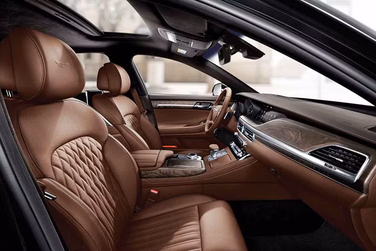 Ngoài ra, Genesis còn nhấn mạnh tới hệ thống thông tin giải trí với màn hình 12,3 inch được tích hợp kết nối smartphone và dịch vụ quản lý xe thông minh. Màn hình cảm ứng giờ đây đã hỗ trợ ứng dụng Apple CarPlay và Android Auto, đồng thời có tính năng phóng to và thu nhỏ. Cập nhật hệ thống ôtô thông qua giao thức OTA.